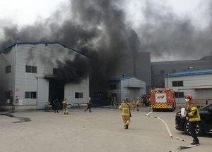 화성 도료 제조공장서 불, 60대 경상 입어