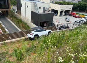 부천, 50대 여성 운전 SUV 5미터 아래로 추락... 무사히 구조돼