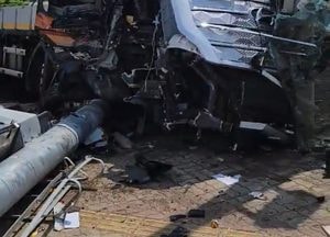포천IC 입구서 카고트럭 유조차 충돌사고...양쪽 차량 운전자 부상