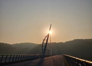 강천보 돛 조형물에 걸린 일출