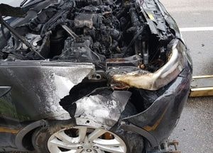 신호대기 중이던 수입 SUV 엔진룸서 불, 인명피해 없어