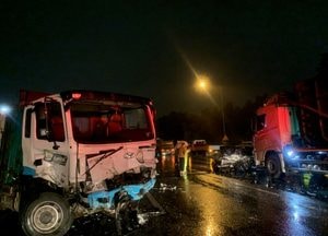 시흥 제3경인고속화도로서 음식물 수거 차량 중앙분리대 충돌...60대 운전자 숨져