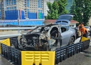 광주 43번국도 달리던 전기차 옹벽 출동 후 불, 50대 운전자 숨져