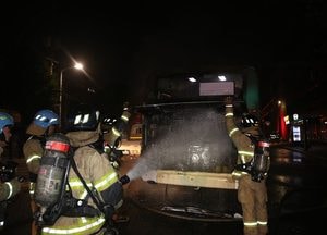 버스정류소 정차 시내버스에 불, 인명피해 없어