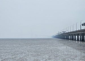 해무에 파묻힌 인천대교