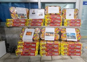“식사 거르지 마시고 힘내세요” 소방관 위해 컵라면 25박스 두고 간 익명의 기부자