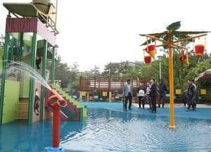김정헌 인천 중구청장,  운남근린공원 생태물놀이장 현장 점검