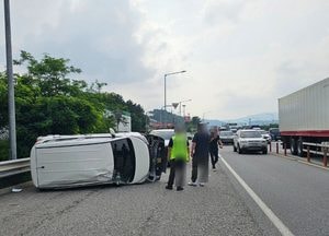 영동고속도로 용인휴게소 인근서 차량 전복 사고...운전자 부상