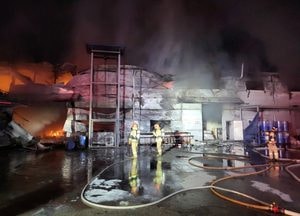 화성 LED간판 제조공장서 불, 인명피해 없어