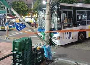 부천 고강동 사거리서 시내버스·화물차·승용차 5중 추돌사고... 2명 경상