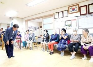 “무더위에 안녕하신지요?” 경로당 어르신에게 인사하는 박승원 광명시장
