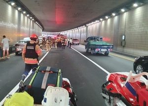 출근길 수원세류지하차도서 5중 추돌사고...크게 다친 사람 없어