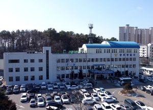 "다시 만나달라" 흉기 들고 전 연인집 찾아간 10대 현행범 체포