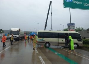 영동고속도로서 초등학생 유도부 탄 버스 추돌사고...12명 경상