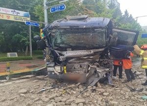 안양 평촌대로서 덤프트럭 등 7충 추돌사고...1명 중상·17명 경상