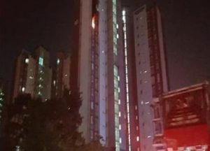 아파트 에어컨 실외기에 불, 주민 60여 명 한밤중 대피소동