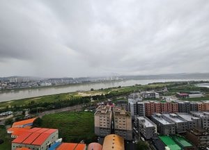 비 내리는 남한강.. 내일도 비소식