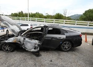 과천, 가드레일 충돌 승용차에 불...인명피해 없어