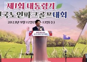 "환영합니다" '제1회 대통령기 전국노인파크골프대회'서 인사말 하는 전진선 군수
