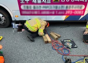 보행자 우회전하던 시내버스에 깔려...40대 여성 중상
