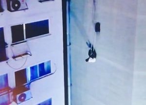 술 취한 20대 건물옥상서 실족...에어컨 줄 때문에 '구사일생'