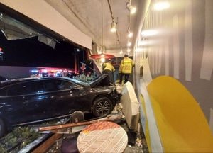 이천 맥도널드 매장에 차량 돌진...손님·운전자 5명 부상