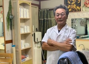 [특집] ‘빗과 가위’로 살아온 50년 세월... 사라지는 이발관 '너무 아쉬워'