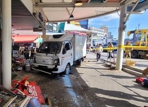 1톤 탑차 '성남모란시장 인도·상가로 돌진'...8명 다쳐, 3명은 중상