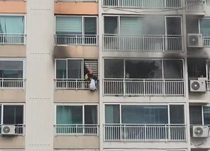 경기소방, 안산 아파트 화재... 11층에 매달린 10대 여고생 극적구조