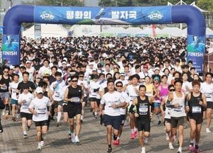 위아“런”러닝크루, 용기있는 러닝으로 평화 유산 남기다...지구 런 마라톤 대회 참가