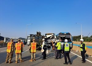 평택제천고속도로 서안성IC 부근서 4중 추돌사고...19명 부상