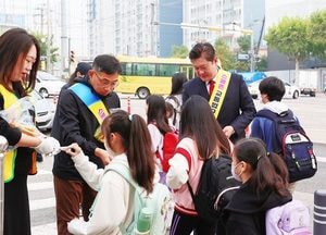 미추홀구, 도화초 등굣길 교통안전 캠페인...스쿨존 교통법규 준수 홍보
