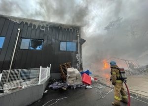 시흥 대양동 텐트 보관창고서 불, 다친 사람 없어