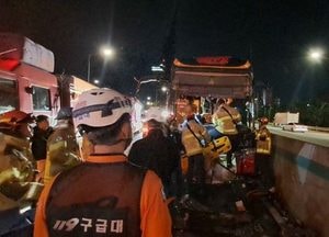 경부고속도로 죽전휴게소 인근서 5중 추돌사고...3명 중상·12명 경상
