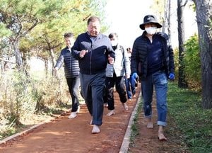 파주시 ‘맨발걷기 산책로 조성’ 가속도…율곡수목원·새암공원에 ‘맨발숲길’ 조성