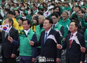 尹 대통령, 과거 새마을운동 "대한민국을 글로벌 중추국가로 우뚝 서게 할 것"