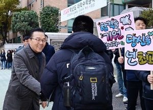 이재호 연수구청장, 수능일 시험장 입구서 '학생들 격려'