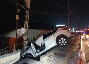 갑자기 빨라진 전기차, 중앙선 넘어 SUV·전신주 잇따라 추돌...60대 여성 운전자 부상