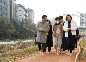 김동근 의정부시장, 주민들과 함께 "민락천 건강 황톳길 현장 답사" 마쳐
