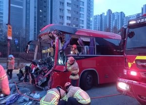 고양 도내동 사거리서 쿠팡 셔틀버스와 덤프트럭 추돌사고...9명 부상