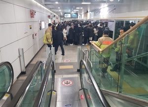 출근길 한때 '김포골드라인' 열차고장, 압사사고 날 뻔...여성 2명 어지러움 병원 이송
