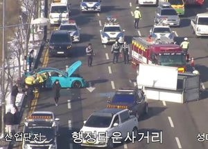 수원 탑동 도로서 화물차와 승용차 추돌사고..2명 다쳐