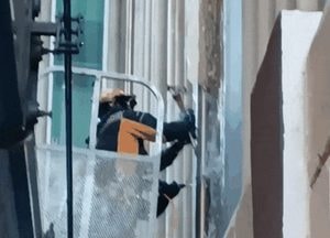 16미터짜리 대형 고드름 제거나선 소방대원들