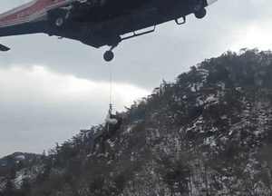 등산 중 양쪽 다리 경련 50대 헬기로 이송