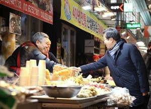 "많이 어려우시죠" 파주 금촌통일시장 찾은 김동연 경기지사
