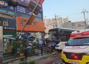 고양 대화동서 시내버스 신호등 충돌사고...탑승객 10명 부상