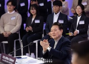 박수치는 윤석열 대통령