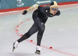 동두천시청 빙상단 김윤지, 1500m에서 국가대표 박지우 제치고 우승