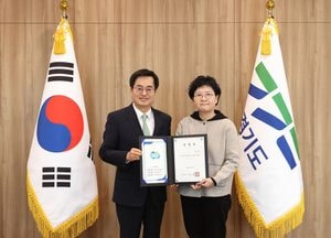 김동연 경기지사, 김은주 여성가족재단 이사장 임명장 수여