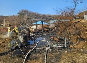 이천 장호원 농기계 보관 비닐하우스 불, 40대 여성 손등에 2도 화상